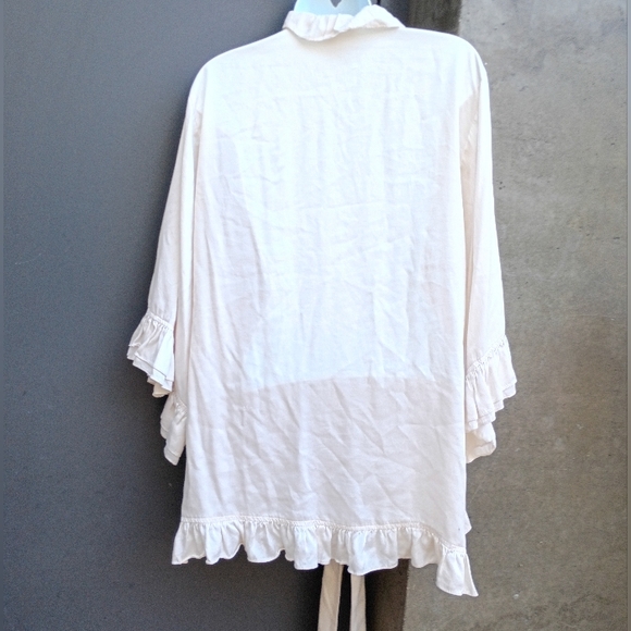 Neiman Marcus Cream Ruffle Robe - Picture 6 of 8